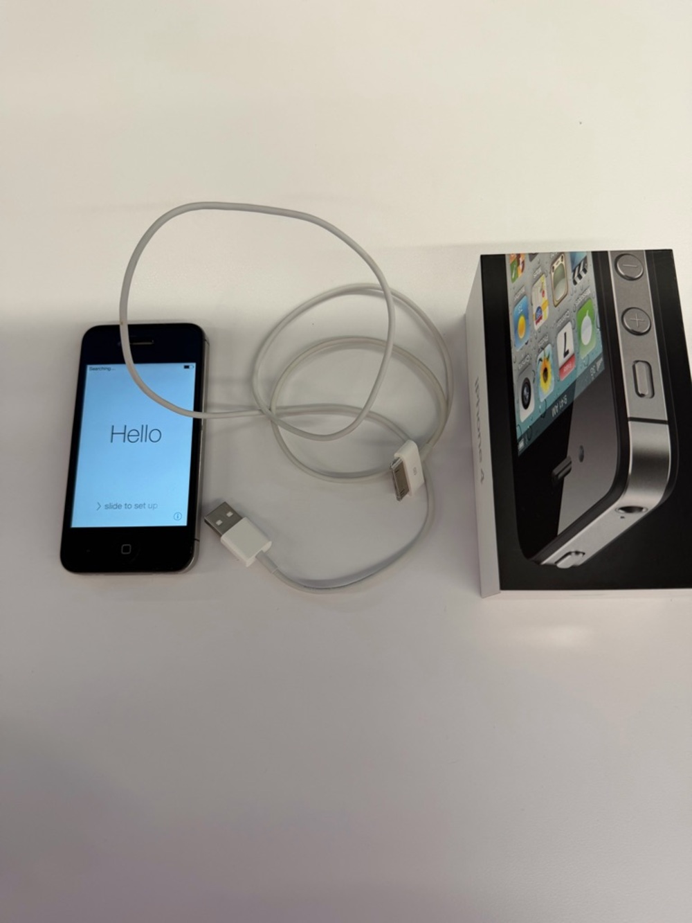 Apple iPhone 4 with original box– Black and White